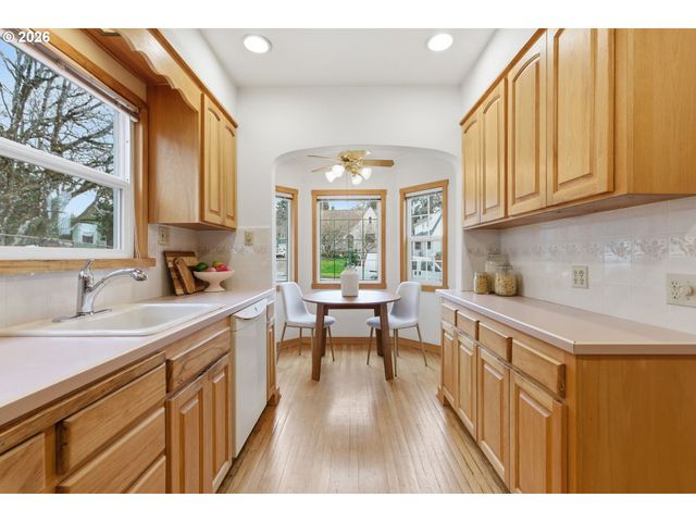 3757 Se TOLMAN St, Portland, OR 97202