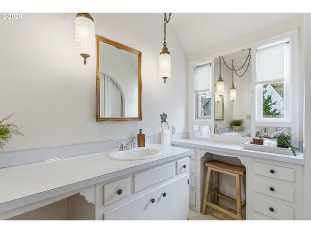 3757 Se TOLMAN St, Portland, OR 97202