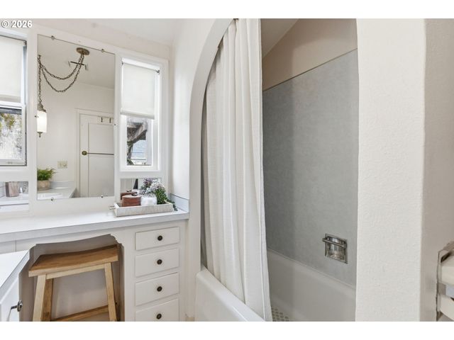 3757 Se TOLMAN St, Portland, OR 97202