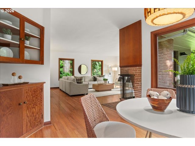 1710 Sw BROADWAY Dr, Portland, OR 97201