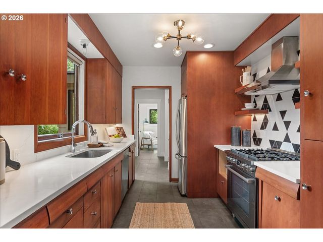 1710 Sw BROADWAY Dr, Portland, OR 97201