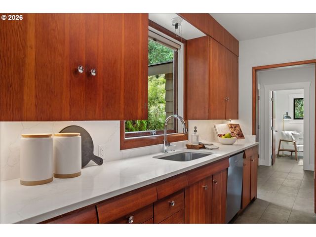 1710 Sw BROADWAY Dr, Portland, OR 97201