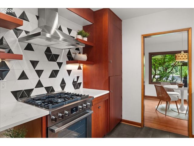 1710 Sw BROADWAY Dr, Portland, OR 97201