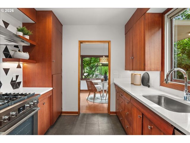 1710 Sw BROADWAY Dr, Portland, OR 97201