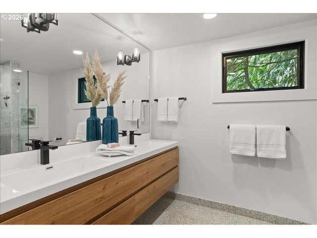 1710 Sw BROADWAY Dr, Portland, OR 97201