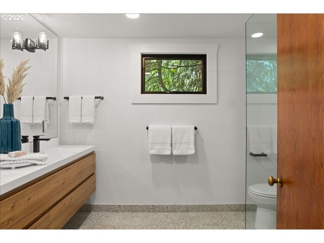 1710 Sw BROADWAY Dr, Portland, OR 97201