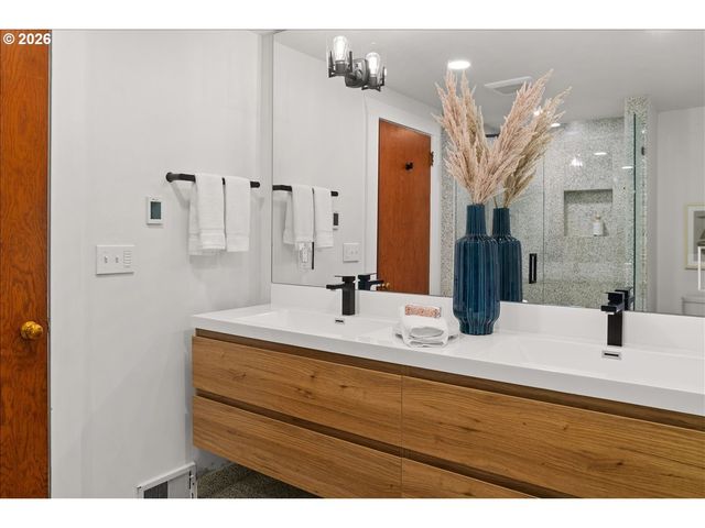 1710 Sw BROADWAY Dr, Portland, OR 97201