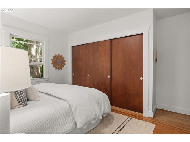 1710 Sw BROADWAY Dr, Portland, OR 97201