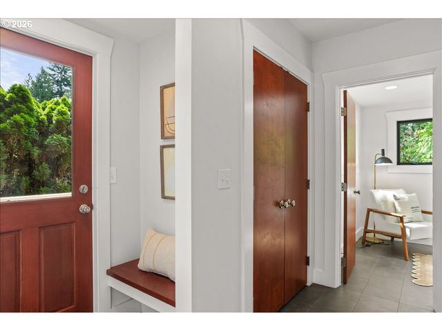 1710 Sw BROADWAY Dr, Portland, OR 97201