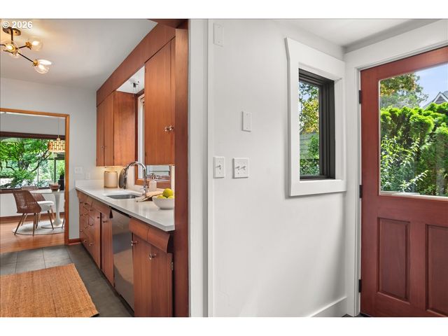 1710 Sw BROADWAY Dr, Portland, OR 97201