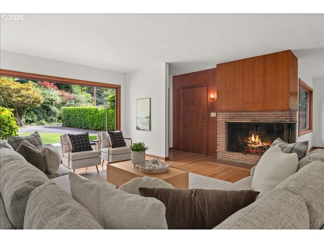 1710 Sw BROADWAY Dr, Portland, OR 97201