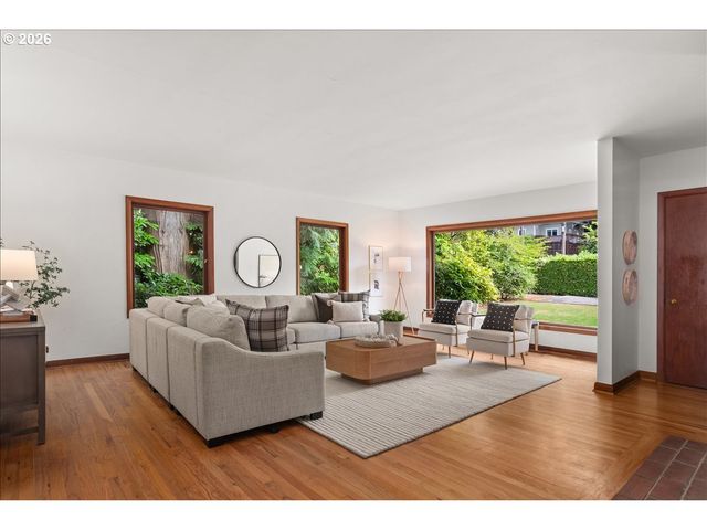 1710 Sw BROADWAY Dr, Portland, OR 97201
