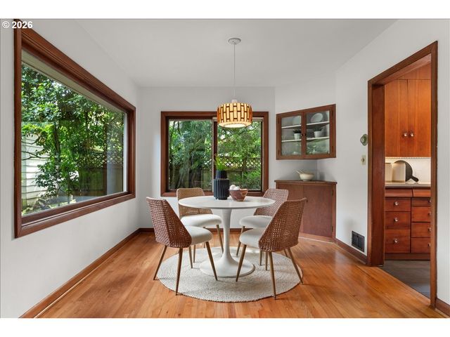 1710 Sw BROADWAY Dr, Portland, OR 97201