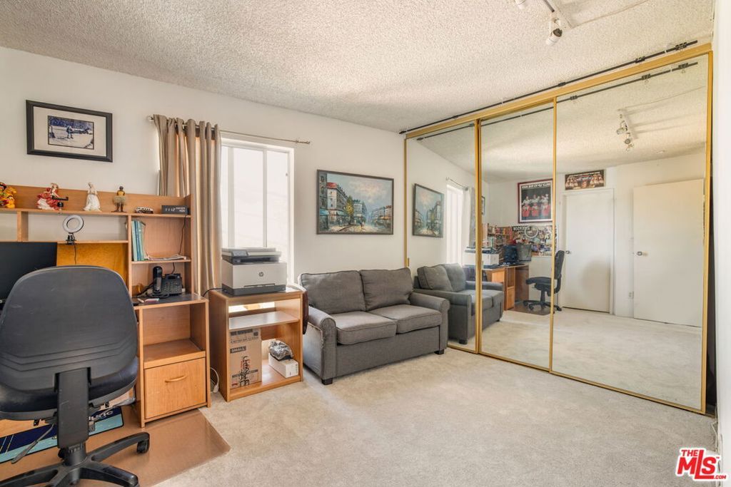 Image 13 of property listing at 4242 Stansbury Avenue 116, Sherman Oaks, CA 91423