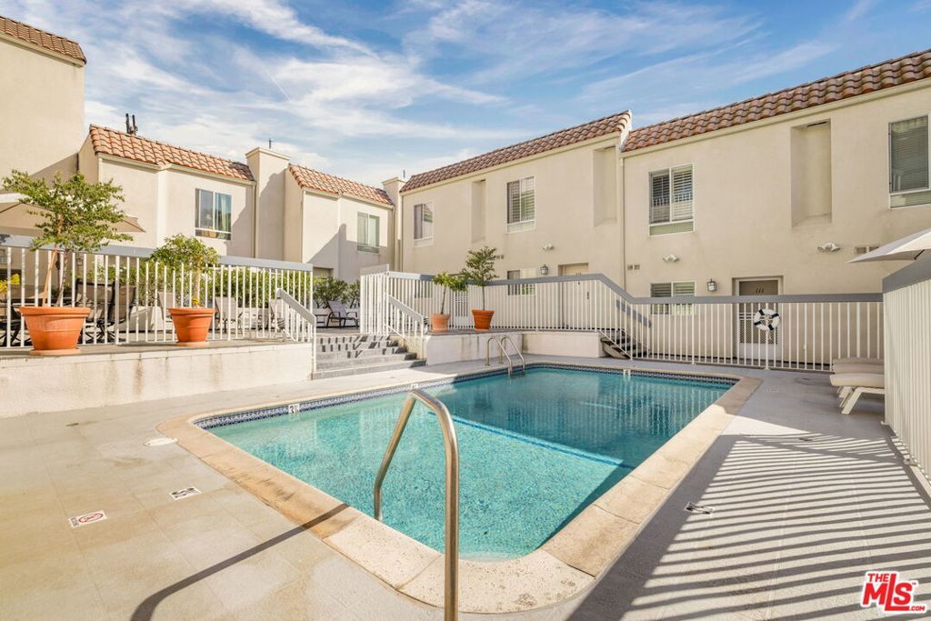 Image 2 of property listing at 4242 Stansbury Avenue 116, Sherman Oaks, CA 91423