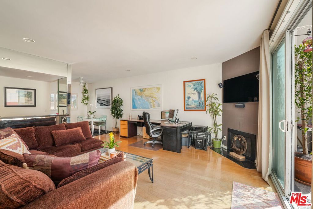 Image 5 of property listing at 4242 Stansbury Avenue 116, Sherman Oaks, CA 91423