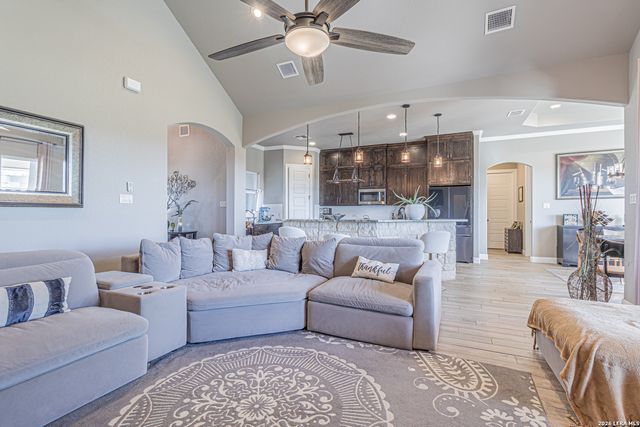 157 Summer Meadow, La Vernia, TX 78121