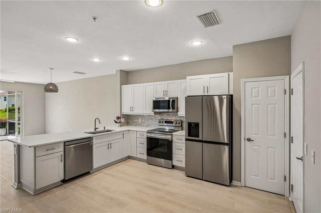 1104 Oxford LN 44, NAPLES, FL 34105 — photo 2