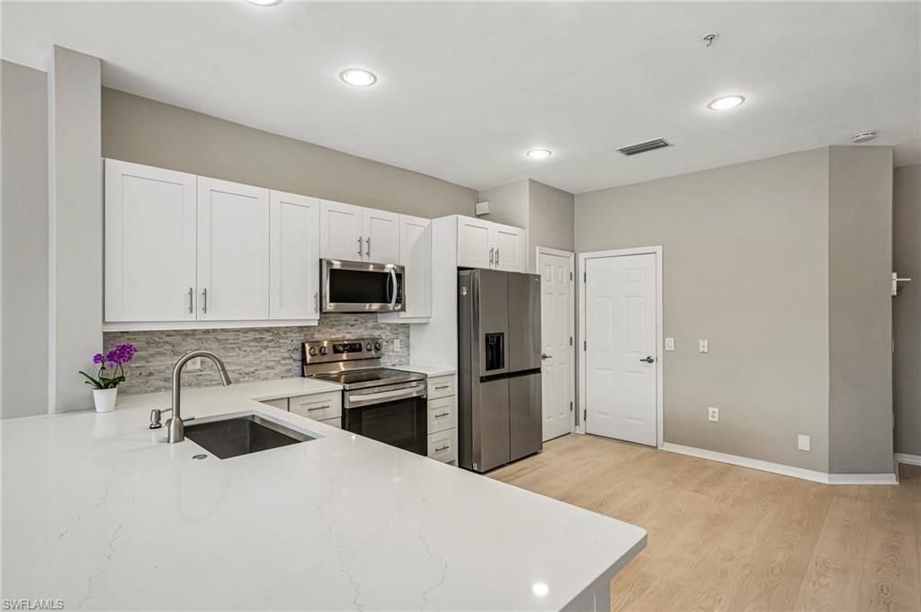 1104 Oxford LN 44, NAPLES, FL 34105 — photo 3