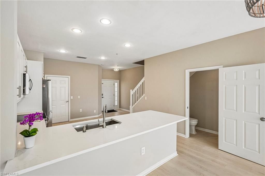 1104 Oxford LN 44, NAPLES, FL 34105 — photo 4