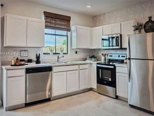 261 NE 16th St 261, Florida City, FL 33034