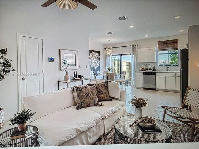 261 NE 16th St 261, Florida City, FL 33034