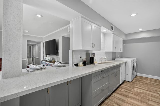 355 N Post Oak Lane 642, Houston, TX 77024