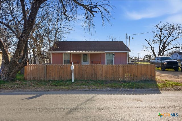 1409 N Heideke Street, Seguin, TX 78155