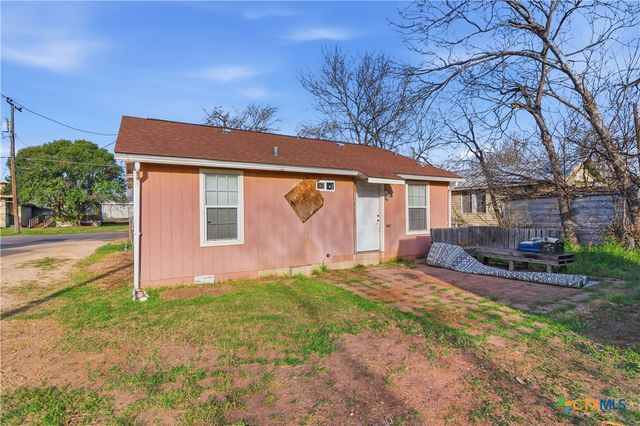 1409 N Heideke Street, Seguin, TX 78155