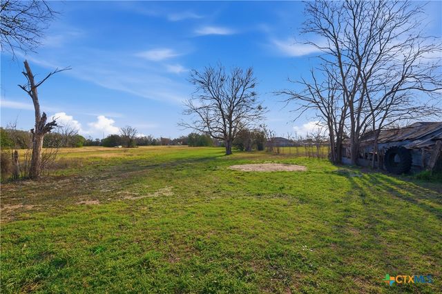 1409 N Heideke Street, Seguin, TX 78155