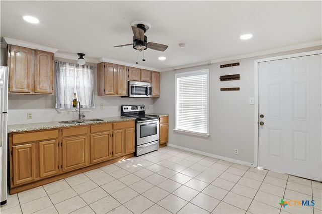 1409 N Heideke Street, Seguin, TX 78155