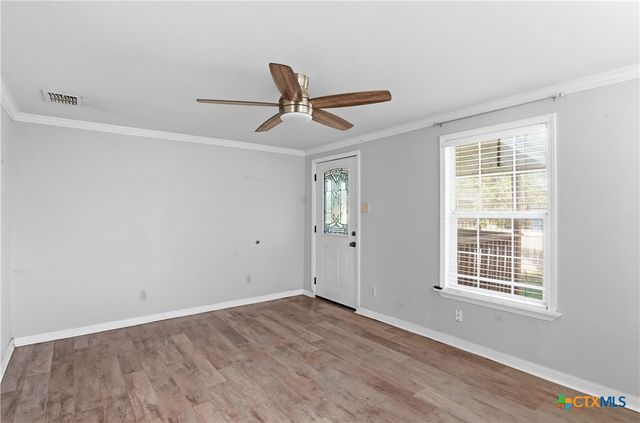 1409 N Heideke Street, Seguin, TX 78155