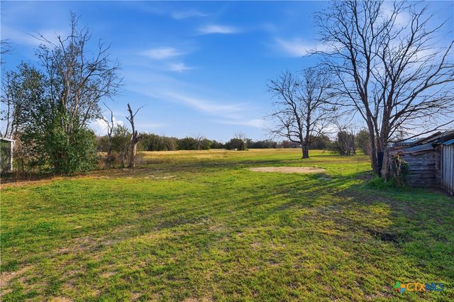 1409 N Heideke Street, Seguin, TX 78155