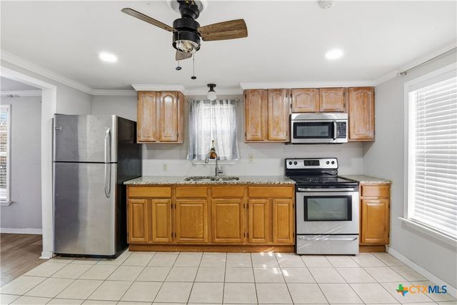 1409 N Heideke Street, Seguin, TX 78155