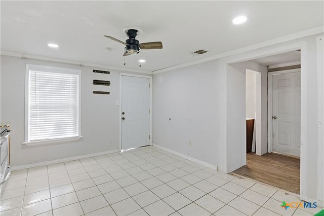 1409 N Heideke Street, Seguin, TX 78155