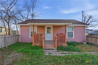1409 N Heideke Street, Seguin, TX 78155