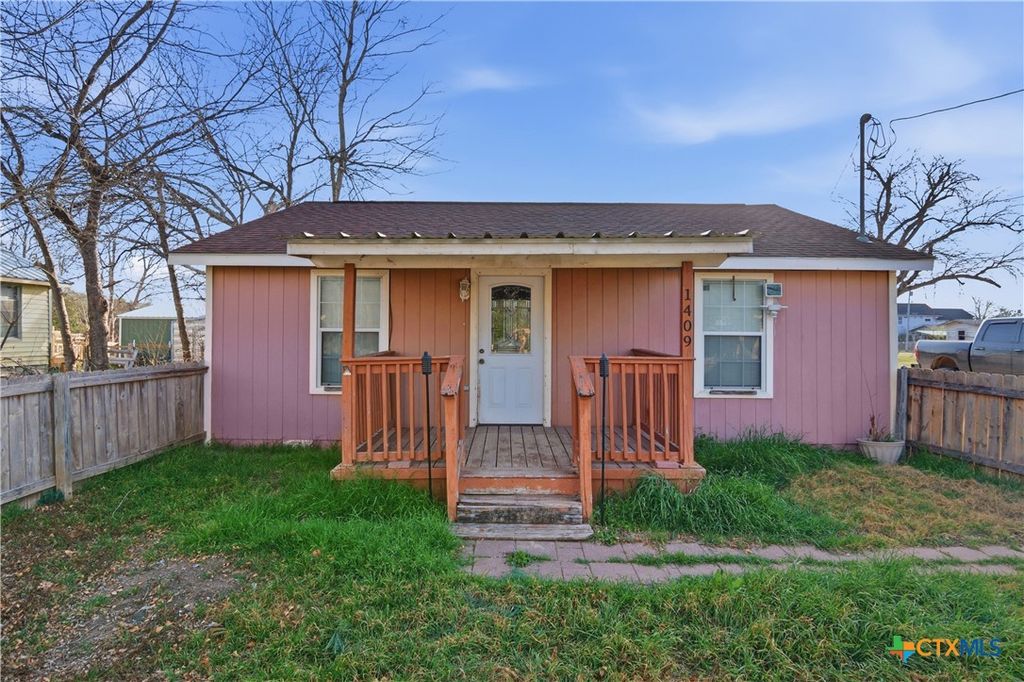 1409 N Heideke Street, Seguin, TX 78155