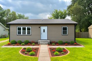 2523 E Aurora Avenue, Des Moines, IA 50317