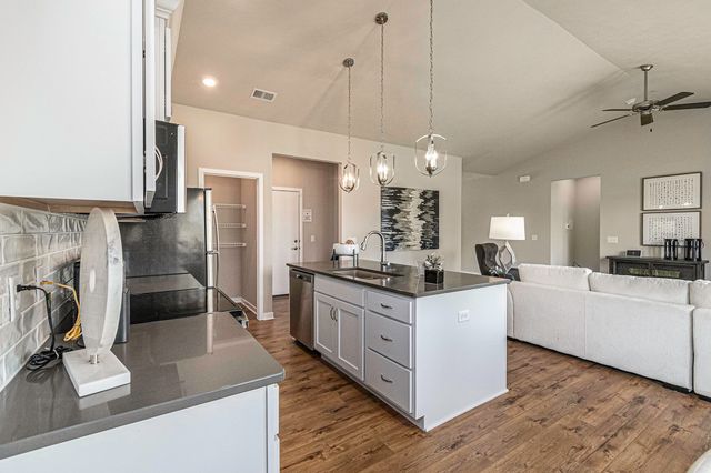 6417 N 168 Avenue, Omaha, NE 68116