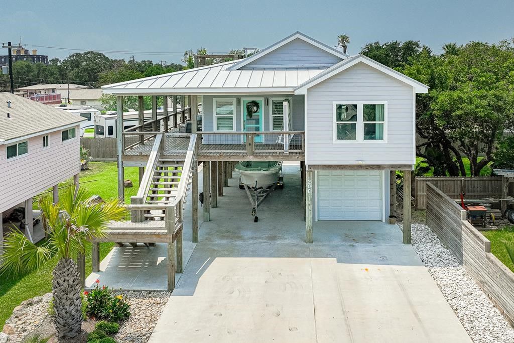 208 Fulton Ave, Rockport, TX 78382