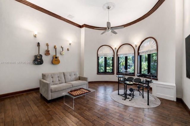 744 Lakeview Dr, Miami Beach, FL 33140