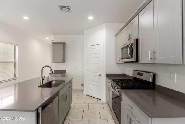 12727 E Joffroy Drive, Vail, AZ 85641