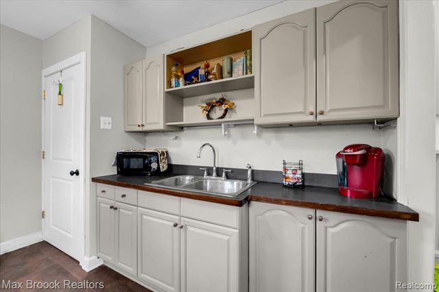 2208 Avondale Street, Sylvan Lake, MI 48320