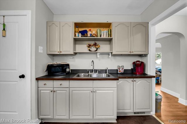 2208 Avondale Street, Sylvan Lake, MI 48320