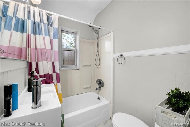 2208 Avondale Street, Sylvan Lake, MI 48320