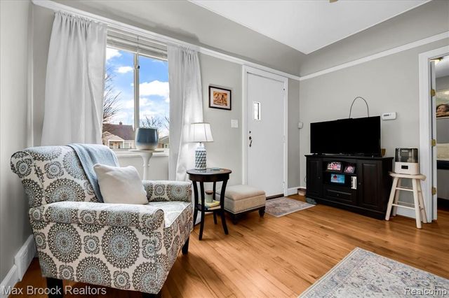 2208 Avondale Street, Sylvan Lake, MI 48320