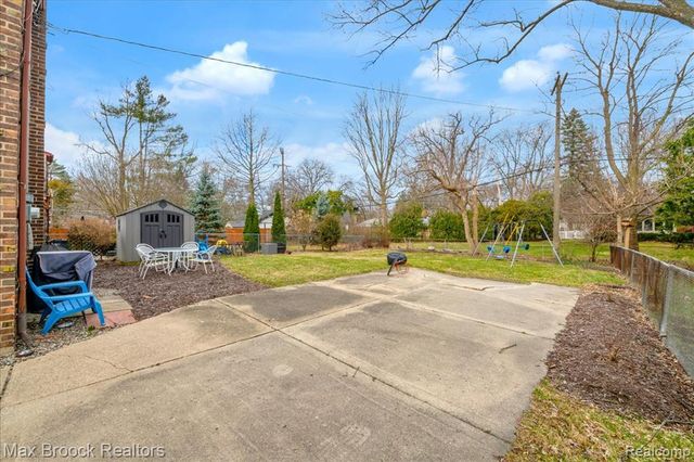 2208 Avondale Street, Sylvan Lake, MI 48320