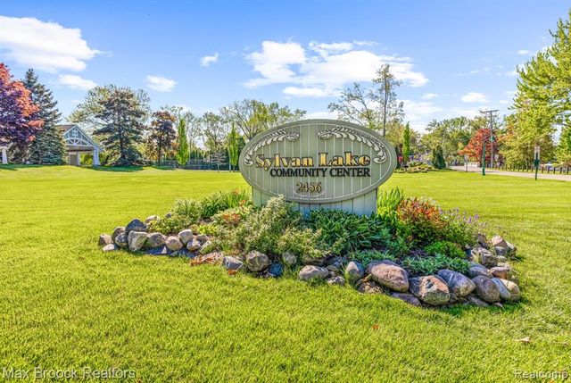 2208 Avondale Street, Sylvan Lake, MI 48320