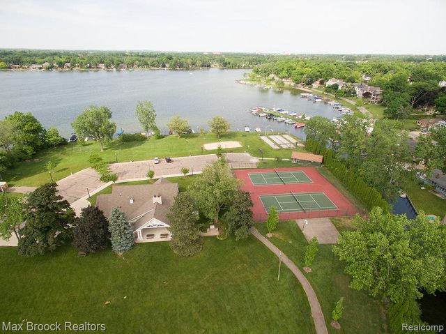 2208 Avondale Street, Sylvan Lake, MI 48320