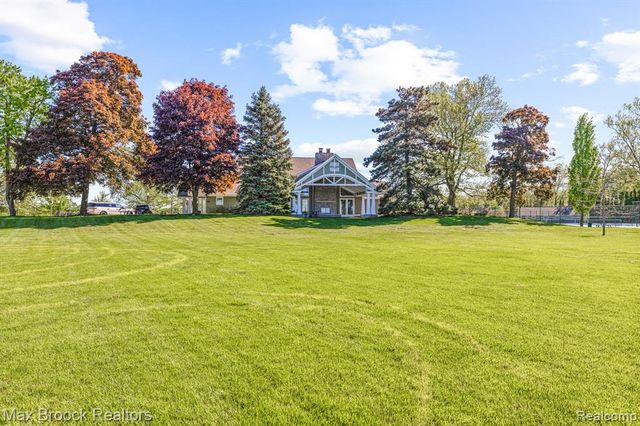 2208 Avondale Street, Sylvan Lake, MI 48320